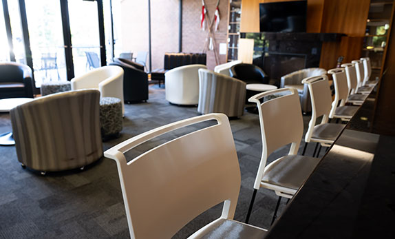 Une photo du bar-salon